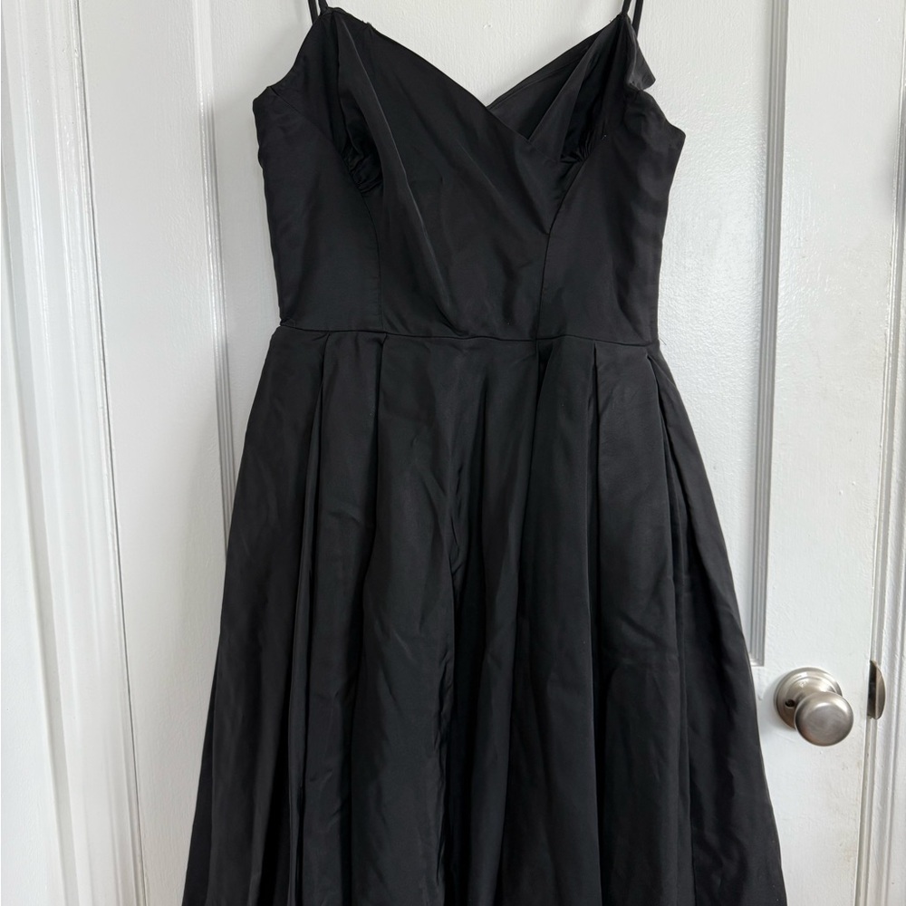 Marilyn Monroe vibes in this vintage black dress!